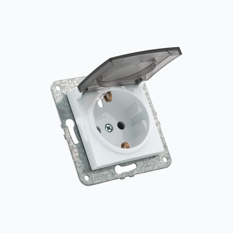 Socket outlet with cover and grounding, 16A, 250 V