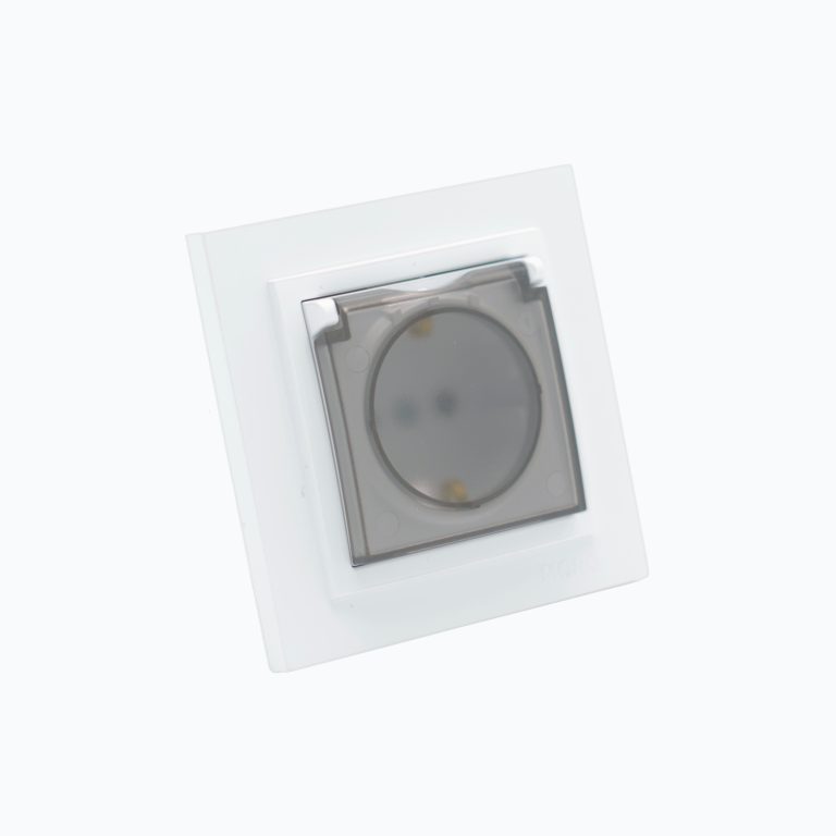Розетка с заземлением и  крышкой 16A, 250 V
